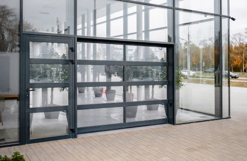 Почему стоит выбрать ремонт панорамных ворот?